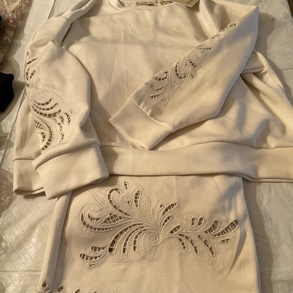 Cream Sweatshirt - Picture 5 of 6